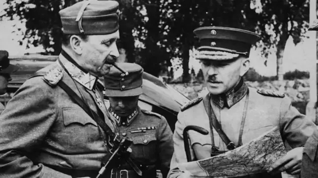 Після початку війни Карл Маннергейм (ліворуч) знову став головнокомандувачем фінської армії