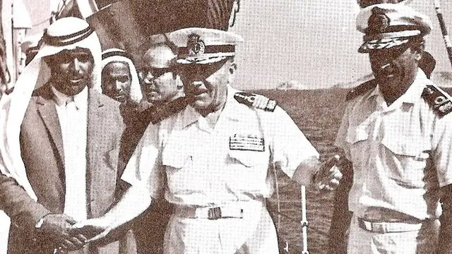 شیخ محمد برادر حاکم شارجه در ابوموسی از نظامیان ایرانی استقبال کرد. نفر وسط دریابد رسایی، فرمانده نیروی دریایی و نفر سمت راست ناخدا فرید خزعل، نوه شیخ خزعل است