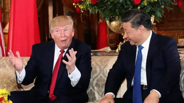 習近平和特朗普在海湖莊園交流互動。