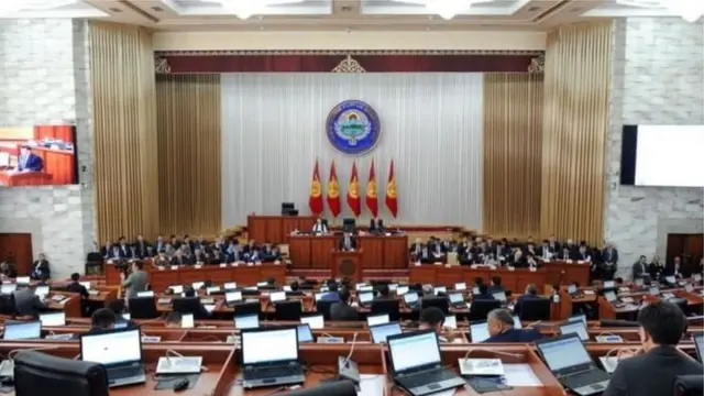 Жогорку Кеңешке соңку шайлоо 2015-жылы өтүп, парламентке алты партия келген