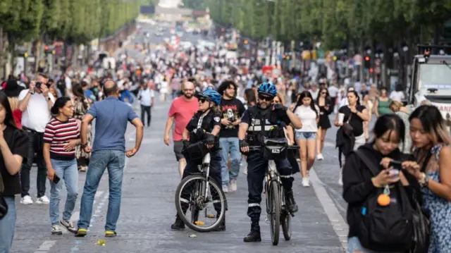 వీధుల్లో నిరసనలు