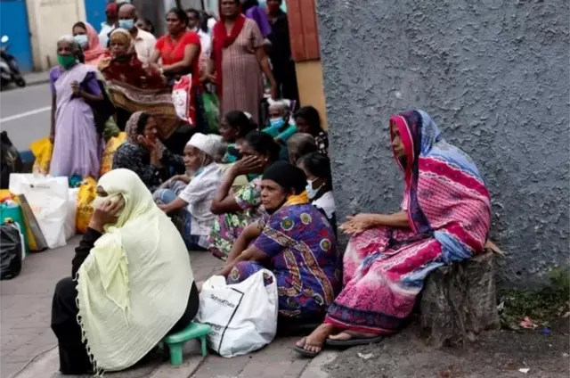 Watu hapa wanasubiri foleni huko Colombo kupata mafuta ya taa ili kupika nayo