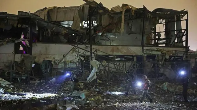 نیروهای امنیتی اسرائیل در حال بازرسی محل حمله ایران در شهر پتا تیکوا در روز ۱۳ فروردین 