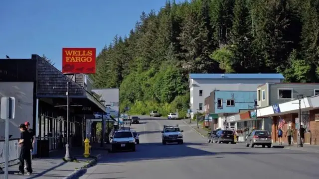 Shirkadaha waaweyn sida Ocean Beauty Seafoods iyo Trident ayaa halkan ka hawgala.