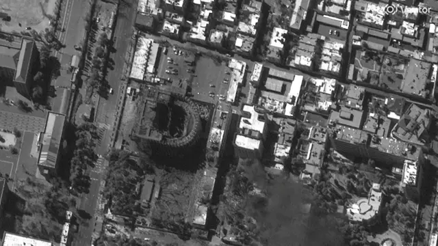 イラン大統領府などの建物の衛星写真。白黒写真の中心部に大きな建物が写っており、損壊している様子がうかがえる。周囲には多くの建物や道路がある