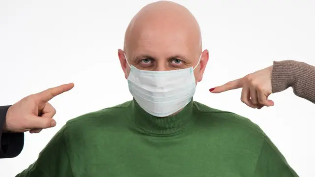 dedos señalando a un enfermo