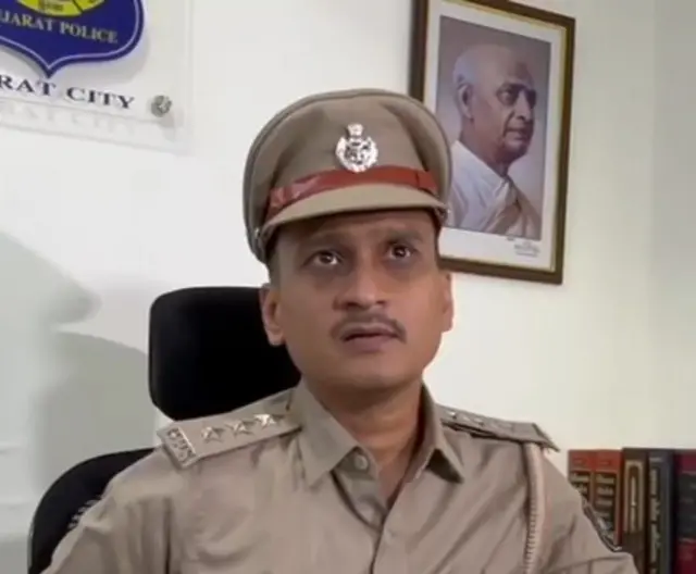 રણજિત કાસલે, સુરતમાં લૂંટ, મહારાષ્ટ્ર પોલીસના વિવાદાસ્પદ પીએસઆઈ, સસ્પેન્ડેડ ડિસમિસ, સુરત એસીપી દીપ વકીલ, ધનંજય મુંડે અને રણજિત કાસલે વિવાદ, લાતુર, બીબીસી ગુજરાતી, 