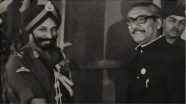 বাংলাদেশের প্রতিষ্ঠাতা রাষ্ট্রপতি শেখ মুজিবুর রহমানের সঙ্গে জেনারেল অরোরা