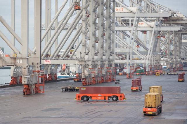 Các xe tự hành chở container di chuyển theo đường đi được đặt sẵn tại cảng Rotterdam