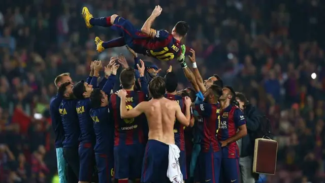 لاعبو برشلونة يرمون ميسي بالهواء احتفالاً بالرقم القياسي الجديد