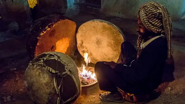 መንዙመኛው ከከበሮዎቹ ጋር