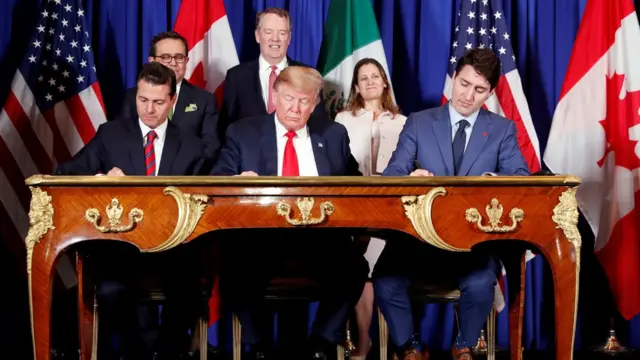 انریکه پنا نیه‌تو (چپ) دونالد ترامپ (وسط) و جاستین ترودو، رهبران مکزیک، آمریکا و کانادا نوامبر گذشته توافق اولیه را امضا کردند