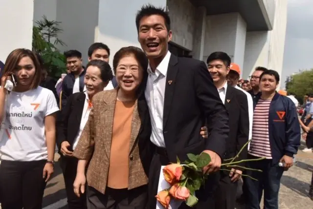 ธนาธร และแม่