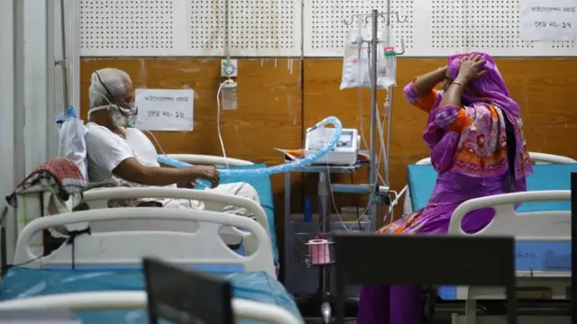 বাংলাদেশের ঢাকায় একটি হাসপাতালে একজন কোভিড রোগী