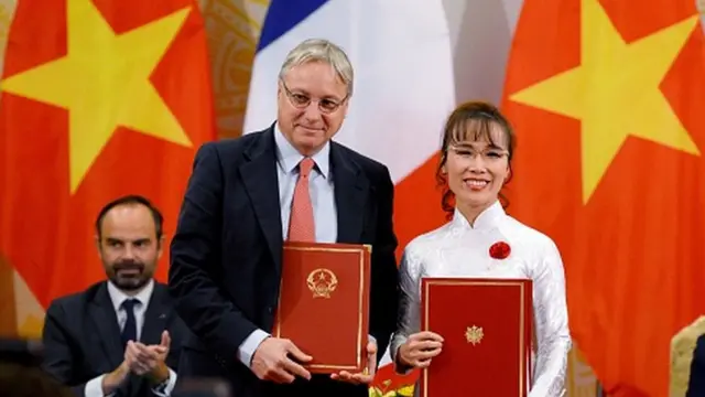 Bà Nguyễn Thị Phương Thảo cùng đại diện Airbus ký kết hợp đồng