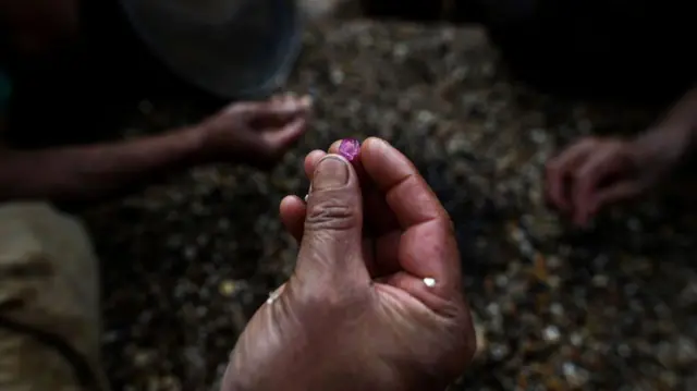 ၂၀၁၉ ခုနှစ်က ရိုက်ကူးထားတဲ့ မိုးကုတ်ကျောက်တွင်းကနေ တူးဖော်ရရှိတဲ့ ပတ္တမြားကို ကိုင်ထားတဲ့ ကျောက်တူးသူတစ်ဦး