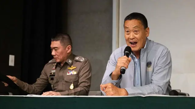 El primer ministro de Tailandia, Srettha Thavisin (der.), en rueda de prensa