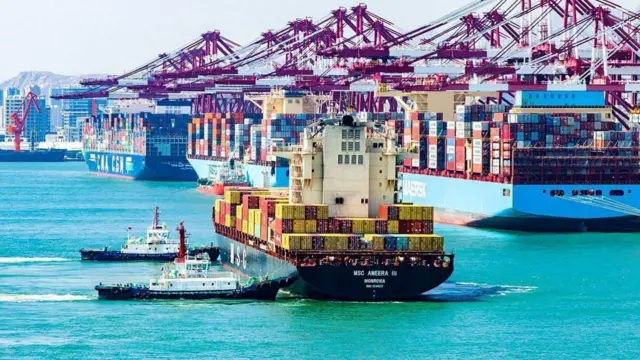 চীনের কিংডাওতে কিয়ানওয়ান কন্টেইনার টার্মিনালে একটি পণ্যবাহী জাহাজ