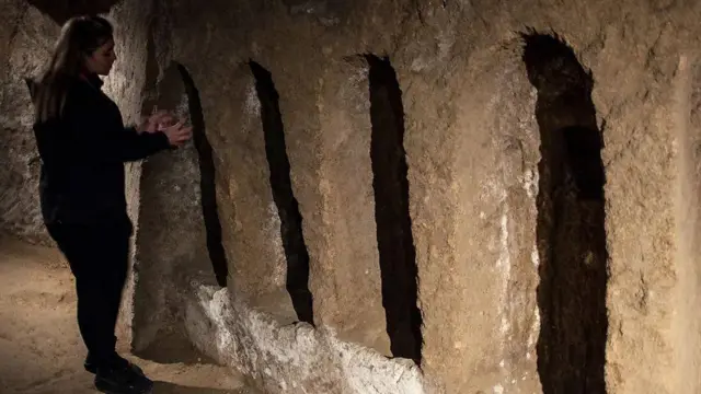 На цьому знімку видно одну з кантарелл — спеціальних ніш, в яких покійних садили для проведення процедури осушення в катакомбах Сан-Гаудіозо в Неаполі