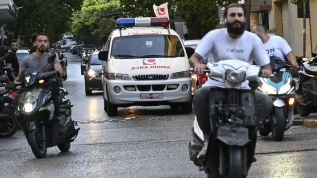 ઘાયલોને હૉસ્પિટલે પહોંચવા માટે મદદ કરી રહેલા સ્થાનિકોની તસવીર