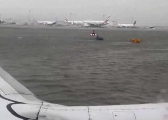 誘導路などが浸水したドバイ国際空港