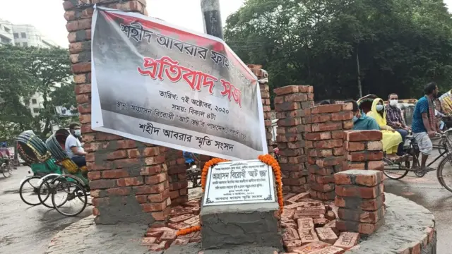 নির্মাতারা স্তম্ভটিকে 'আগ্রাসন বিরোধী' স্তম্ভ নাম দিয়েছিলেন
