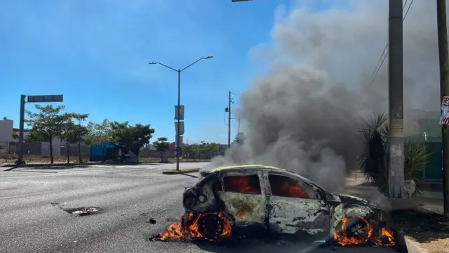 Um carro queimadojogo da dinheiroCuliacán após a prisãojogo da dinheiroOvidio Guzmán.