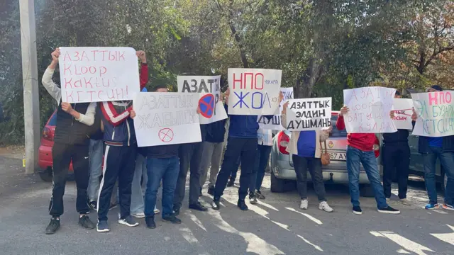 Былтыр октябрда бир нече киши "Азаттык Медианын" кеңсесине ЖМКларга каршы митингге чыгышкан. Kloop'тун журналисттери акциянын катышуучулары жүзүн жашырганына көңүл бурушкан