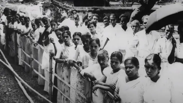 "கூட்டாட்சி முறையில் தமிழ் பேசும் மக்கள் தங்கள் உரிமைகளை இழந்துவிட்டனர். இதனால், கூட்டாட்சி முறையிலான அரசியல் தீர்வு கோரிக்கையைக் கைவிடுகிறோம்," என்று தந்தை செல்வா அறிவித்தார்