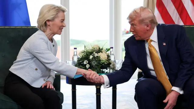 La presidenta de la Comisión Europea, Ursula von der Leyen, y el presidente de EE.UU., Donald Trump