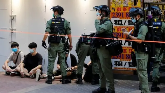 Protestolarda 298 kişinin gözaltına alındığı bildirildi.