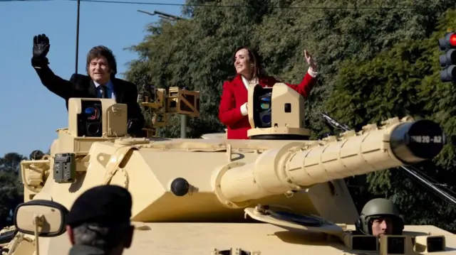 Milei y Villarruel a bordo de un tanque de guerra durante el desfile militar por el Día de la Independencia. 