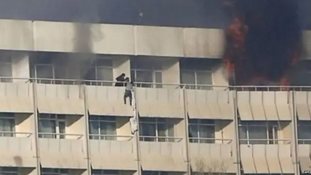 ਹੋਟਲ ਦੀ ਬਾਲਕੋਨੀ ਤੋਂ ਹੇਠਾਂ ਉੱਤਰਦੇ ਲੋਕ