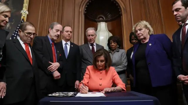 Nancy Pelosi firma el impeachment contra Trump