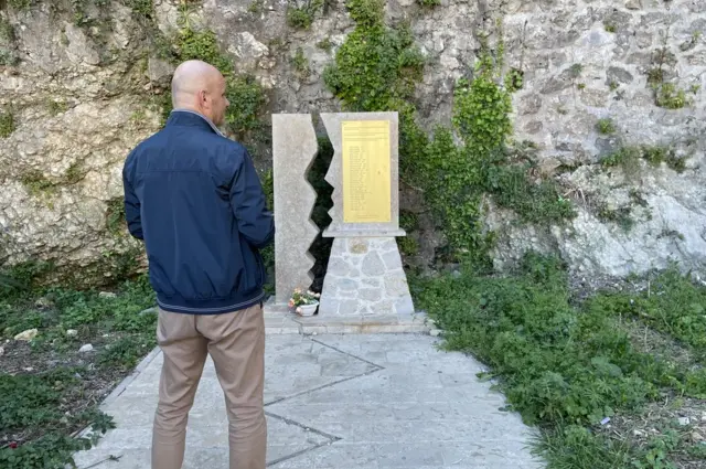 Mustafa Canka kod spomenika poginulim Ulcinjanima u zemljotresu 1979.