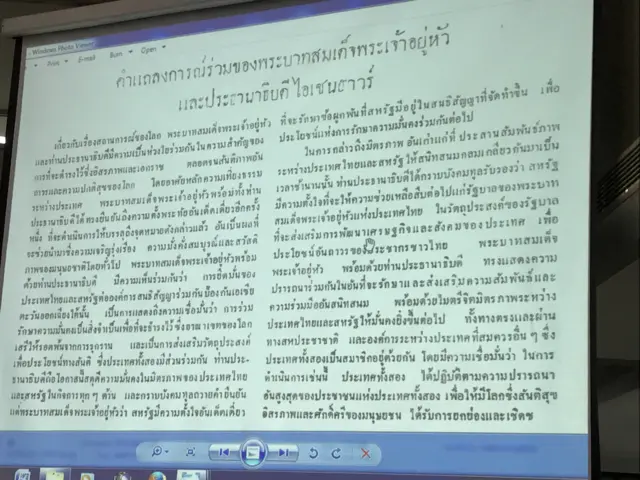 เอกสารประวัติศาสตร์ที่ไกรฤกษ์ นานา นำมาแสดงให้ผู้ร่วมเสวนาได้ชม
