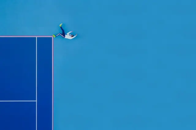 Martin Sanchez拍摄的这一作品在"人文"类别中获得头奖。作品名称:线的终端。他说,"当你走在新世界的环境内,你忘记了什么是上,什么是下"。