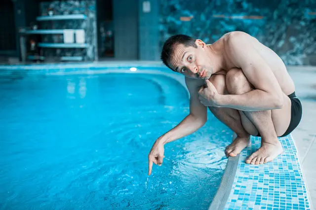 Homem sem muita vontadeslothino casinoentrar na piscina