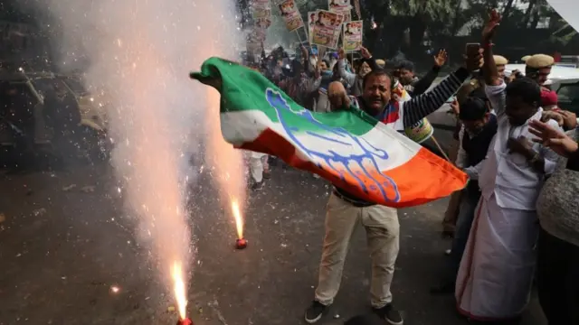 जश्न मनाते कांग्रेस कार्यकर्ता