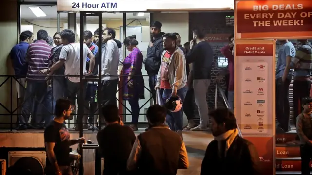 बैंक एटीएम के बाहर लंबी कतार