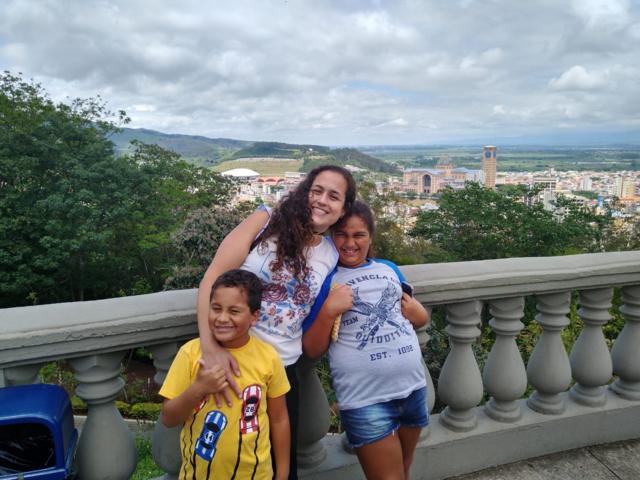 Marília com os filhos durante viagem a Aparecida do Norte