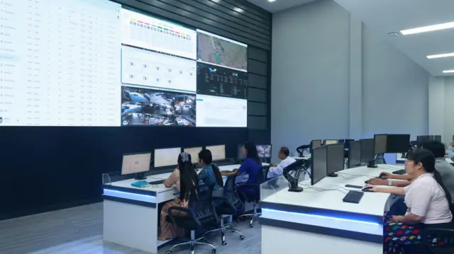 Barcode၊ QR စနစ်နဲ့ ရောင်းချတာကို စောင့်ကြည့်နေတဲ့ စွမ်းအင်ဝန်ကြီးဌာန ဝန်ထမ်းတွေ