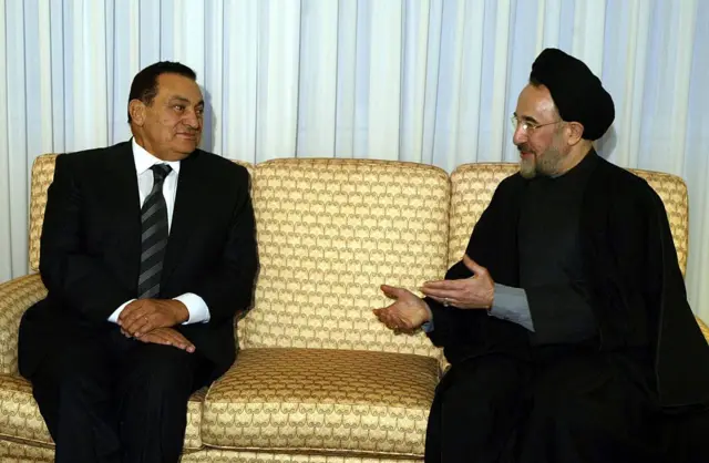 حسنی مبارک در اواخر ریاست جمهوری محمد خاتمی در حاشیه‌ای اجلاسی در ژنو با او دیدار کرد