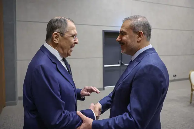 Lavrov ve Fidan Antalya'daki görüşmelerinde tokalaşıyorlar