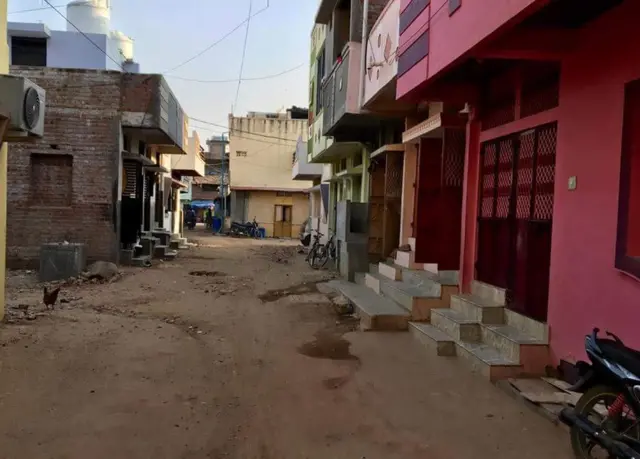 છેલ્લાં પંદર વર્ષથી સિગ્નલ ફળિયું સમયાંતરે સમચારોમાં પામતું રહ્યું છે અને દોષિતો સિવાયના અહીંના રહિશોએ સતત મીડિયાની અવરજવર અનુભવી છે