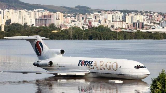Avião em meio a alagamento no aeroporto de Porto Alegre
