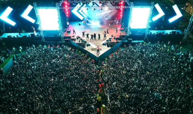 የሚሊኒየም ከአዳራሹ በተጨማሪ ግቢ ውስጥ የሙዚቃ ኮንሰርቶች ይካሄዱበት ነበር