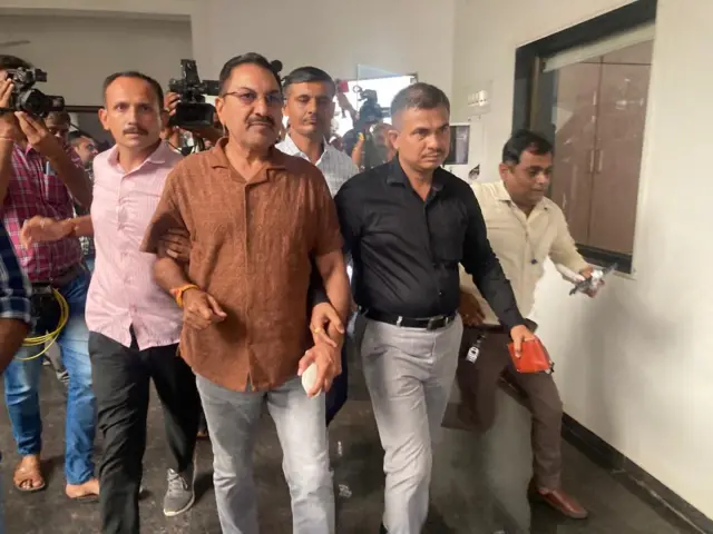 ધરપકડની તસવીર