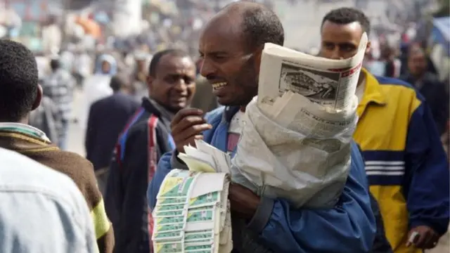 ጋዜጣታት ኣብ ጎደና እናተሸጣ