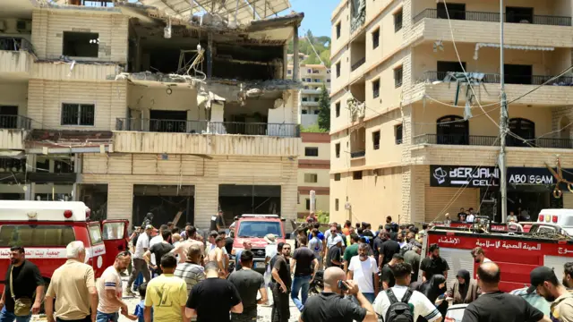 در این حملات چند ساختمان نیز آسیب دیده است. 